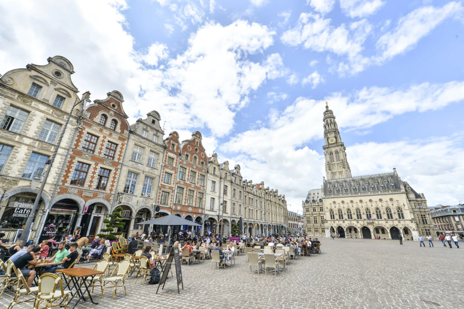 Place des Héros et beffroi d'Arras
