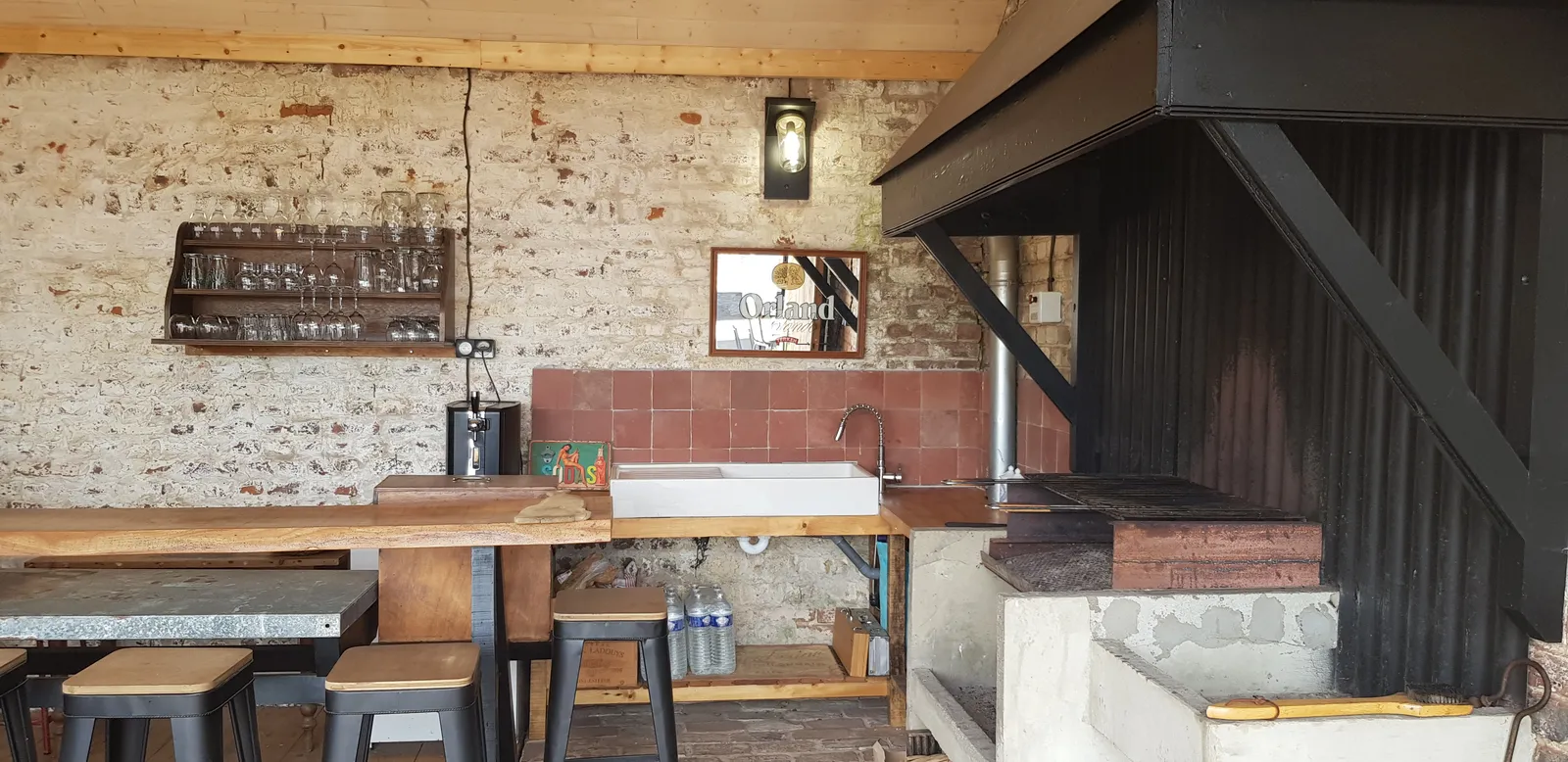 Bar coperto con barbecue e plancha
