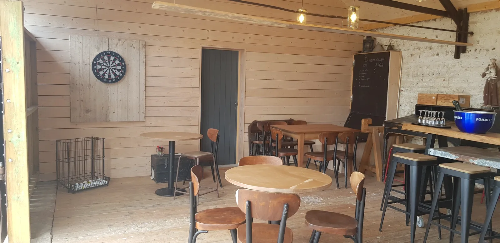 Angolo relax del bar con gioco delle freccette