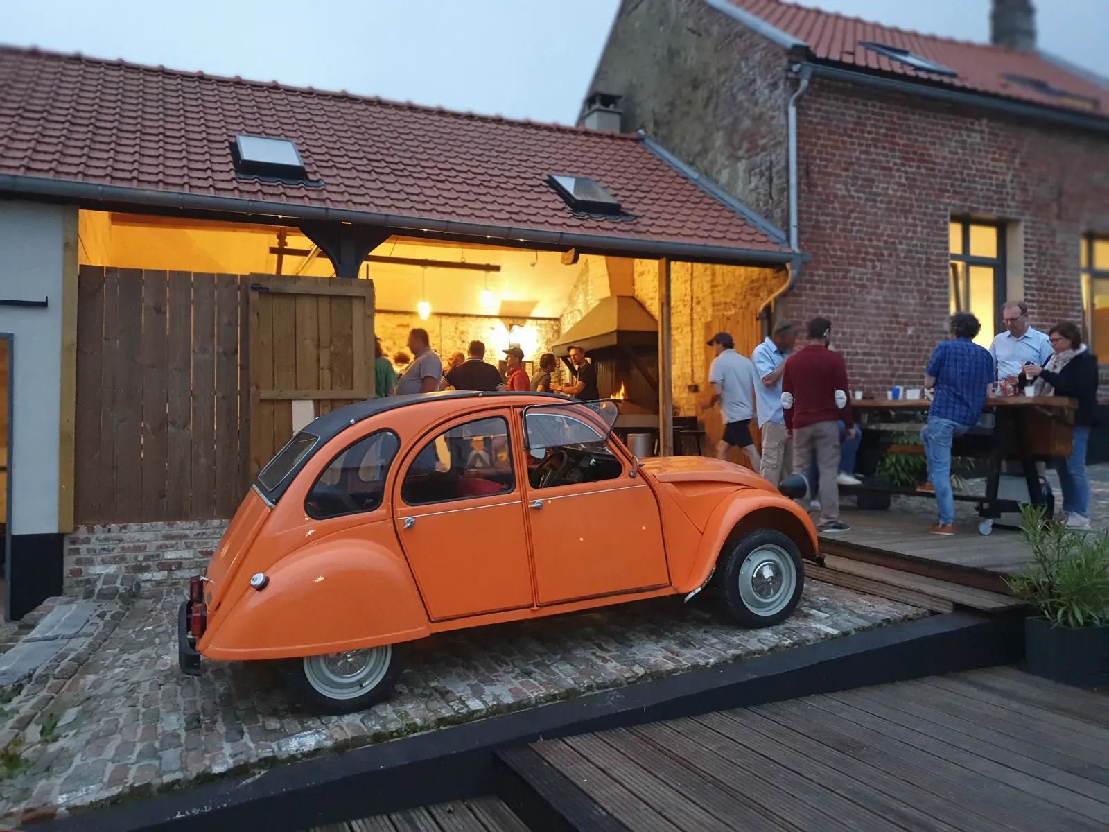 Cortile interno e bar al calar della notte