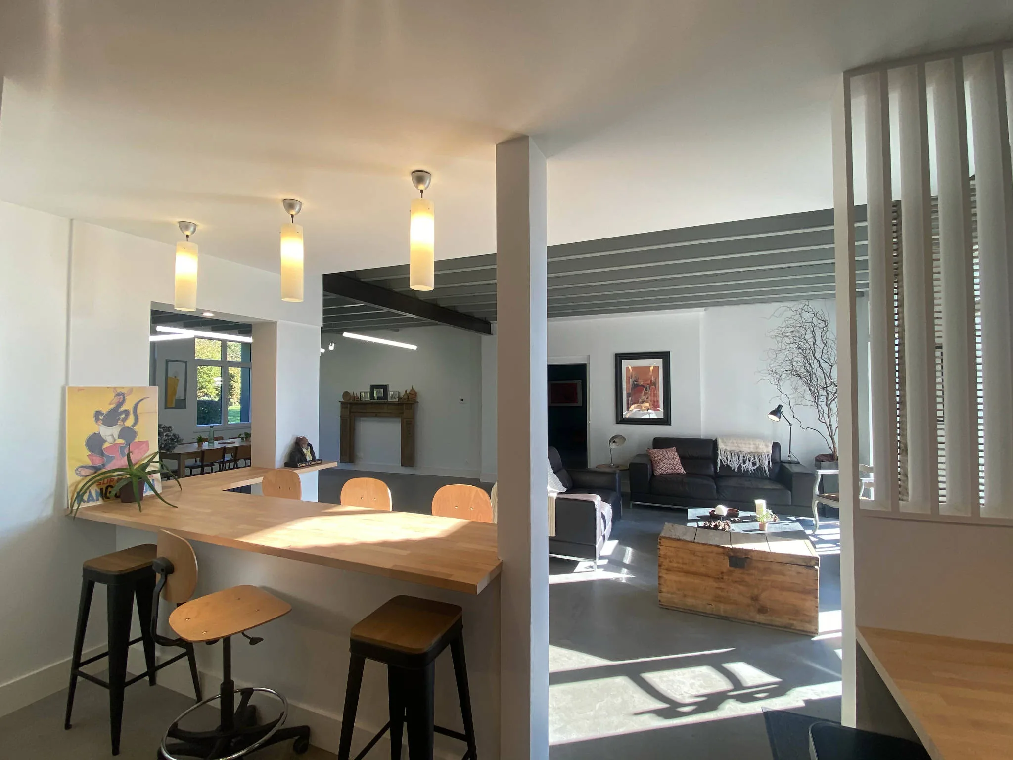 Grand salon / salle à manger attenant à une grande cuisine toute équipée