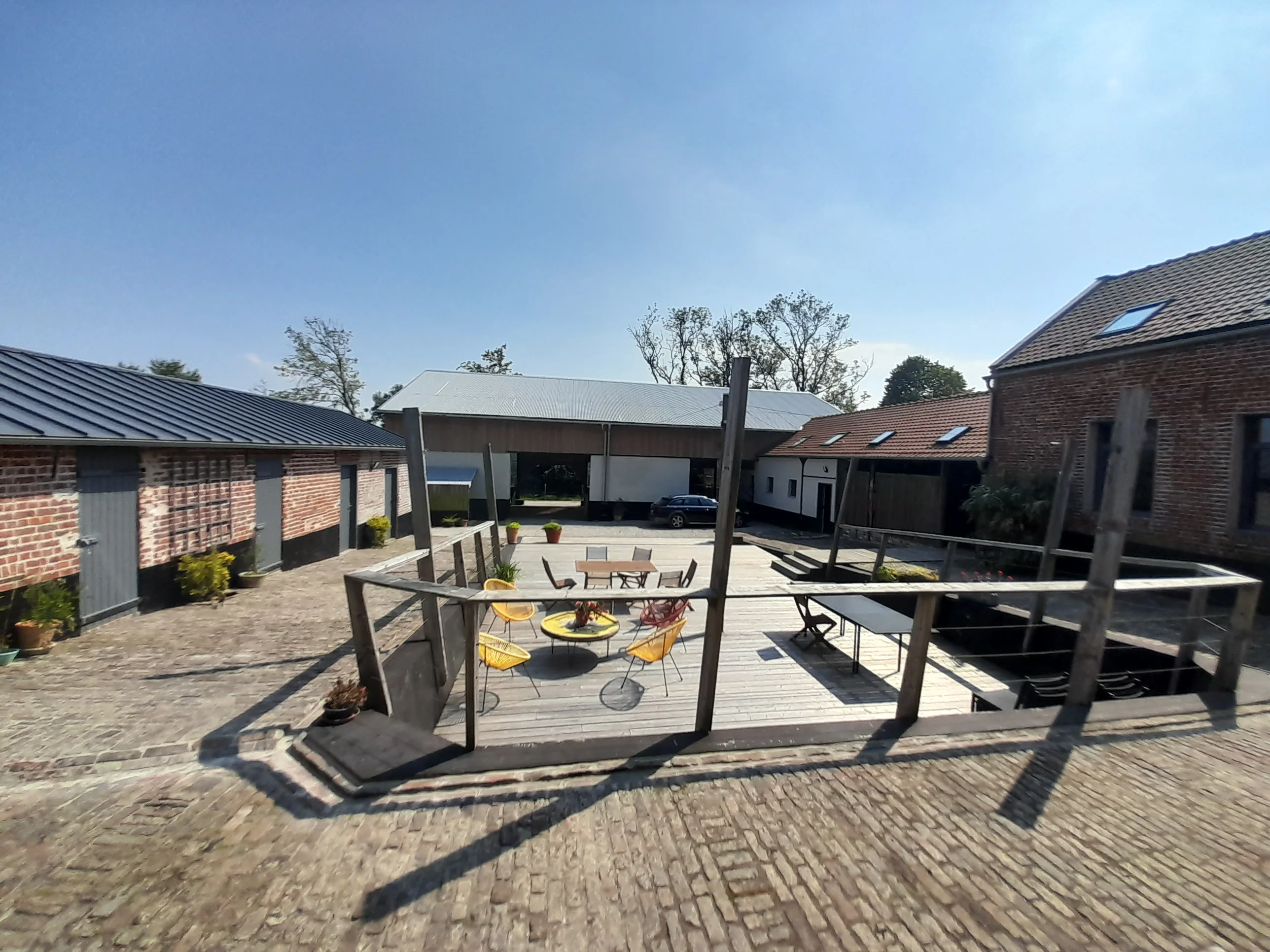 Large terrasse ensoleillée