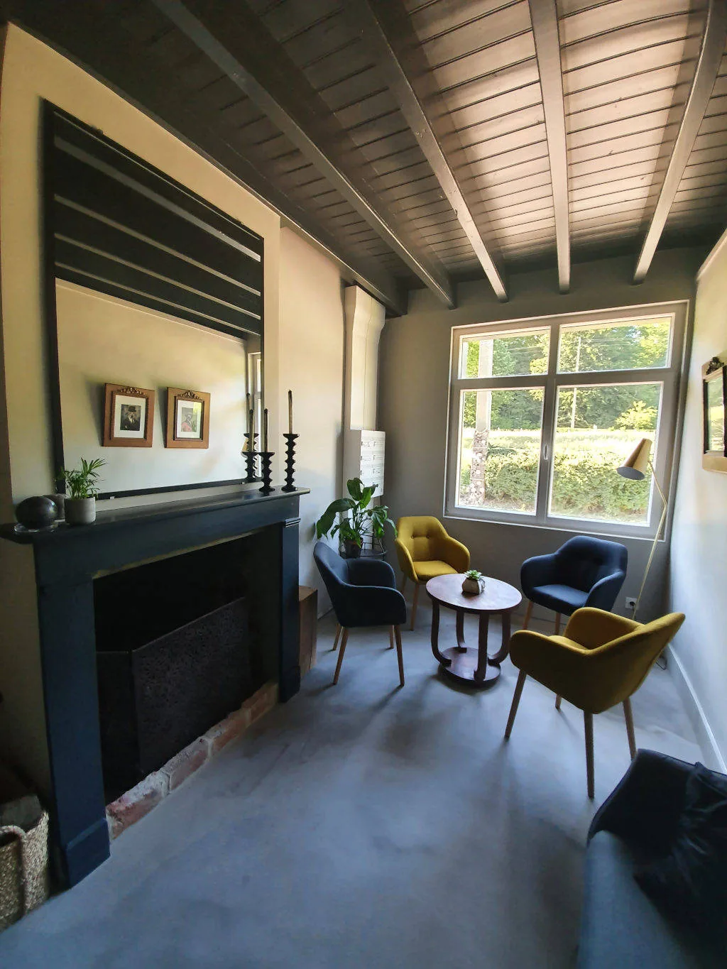 Cheminée à feu de bois dans le petit salon