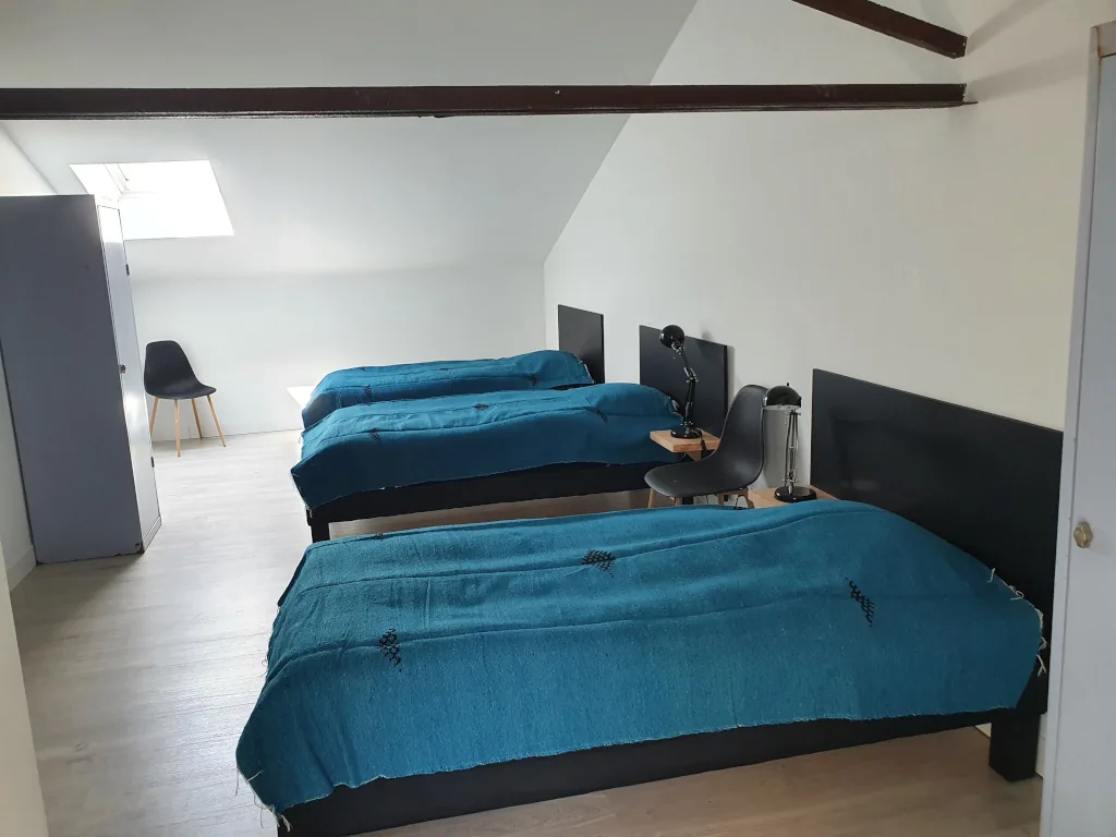 Dortoir avec 4 lits individuels