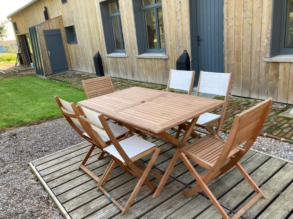 Terrasse privative à l'abri des tilleuls