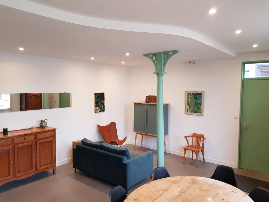 Séjour avec coin TV et décoration art-déco