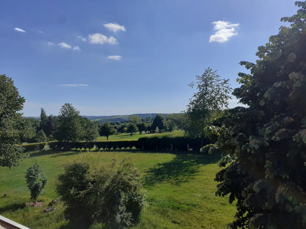 Vue sur la terrasse et la campagne