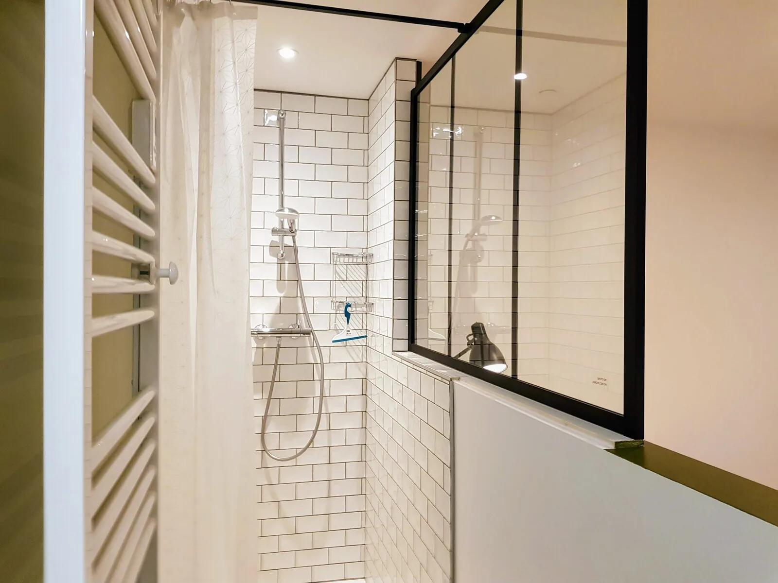 Salle de douche faïence métro avec verrière atelier