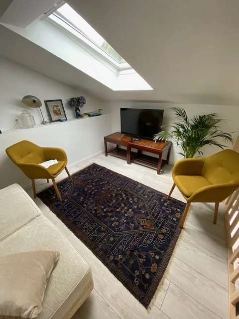 Salon mansardé sous les vélux